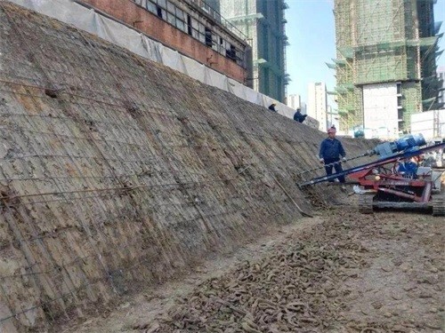 科尔沁右翼中建筑边坡支护